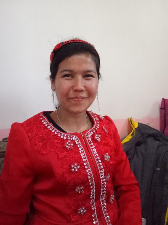 古丽娜尔·赛买提24岁,毕业于喀什师范学校幼师专业,会国语,懂电脑,会