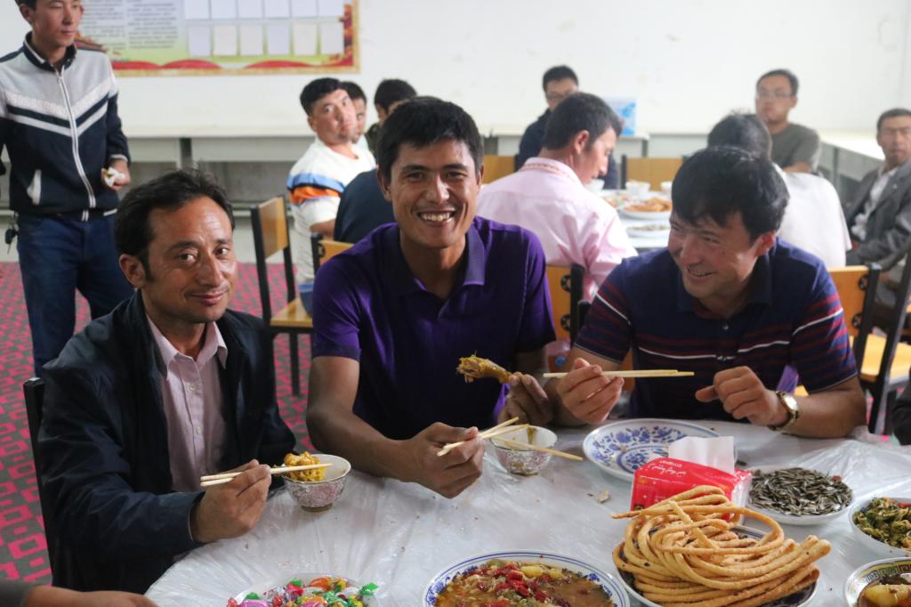 烤肉好吃麥西來普跳起來慰問四老人員(自治區發展改革委駐莎車縣荒地